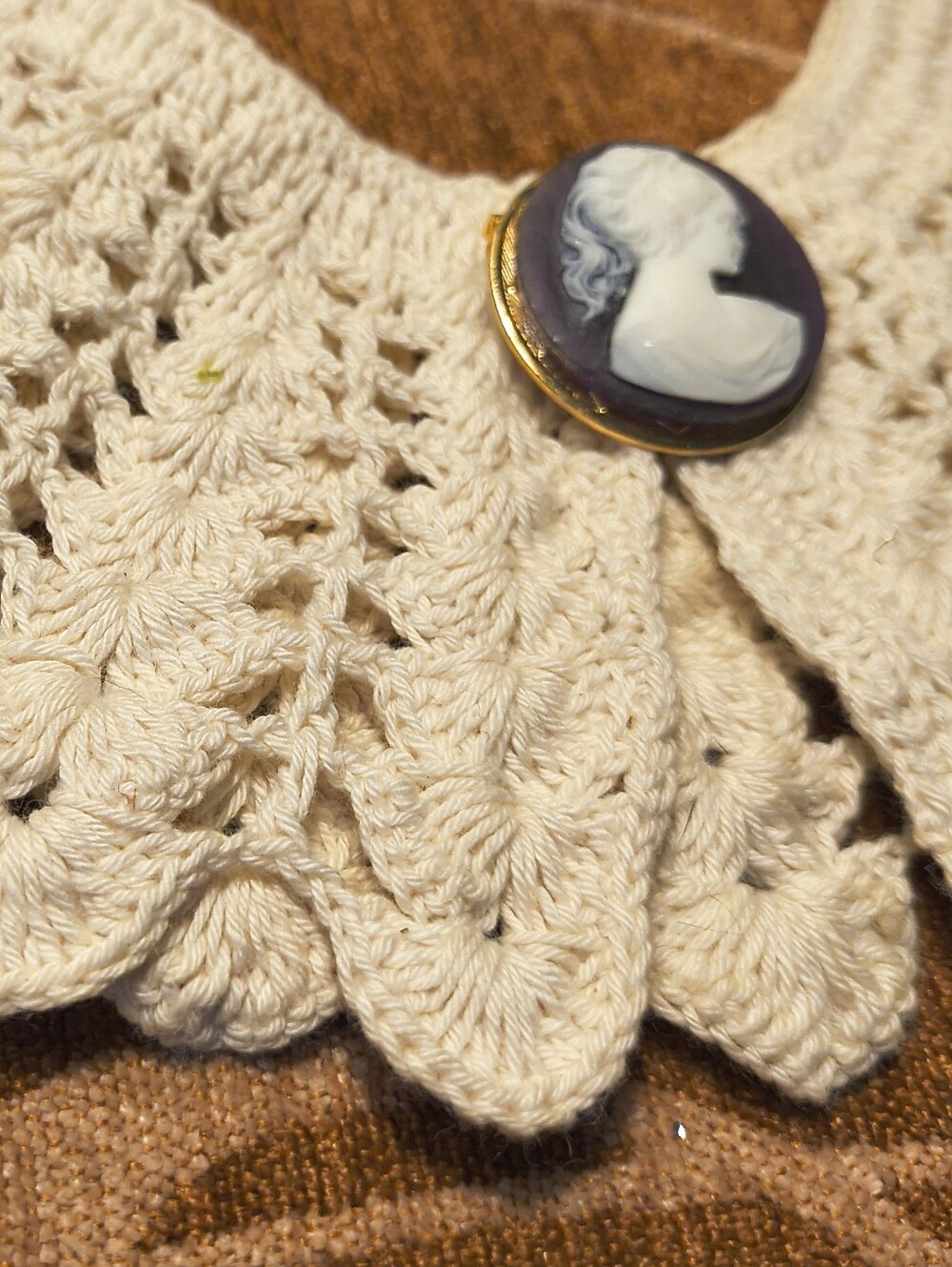 Vtg Crocheted Ecru Lace Victorian Collar Handmade USA Vtg Cameo Purple Brooch - Picture 3 of 5